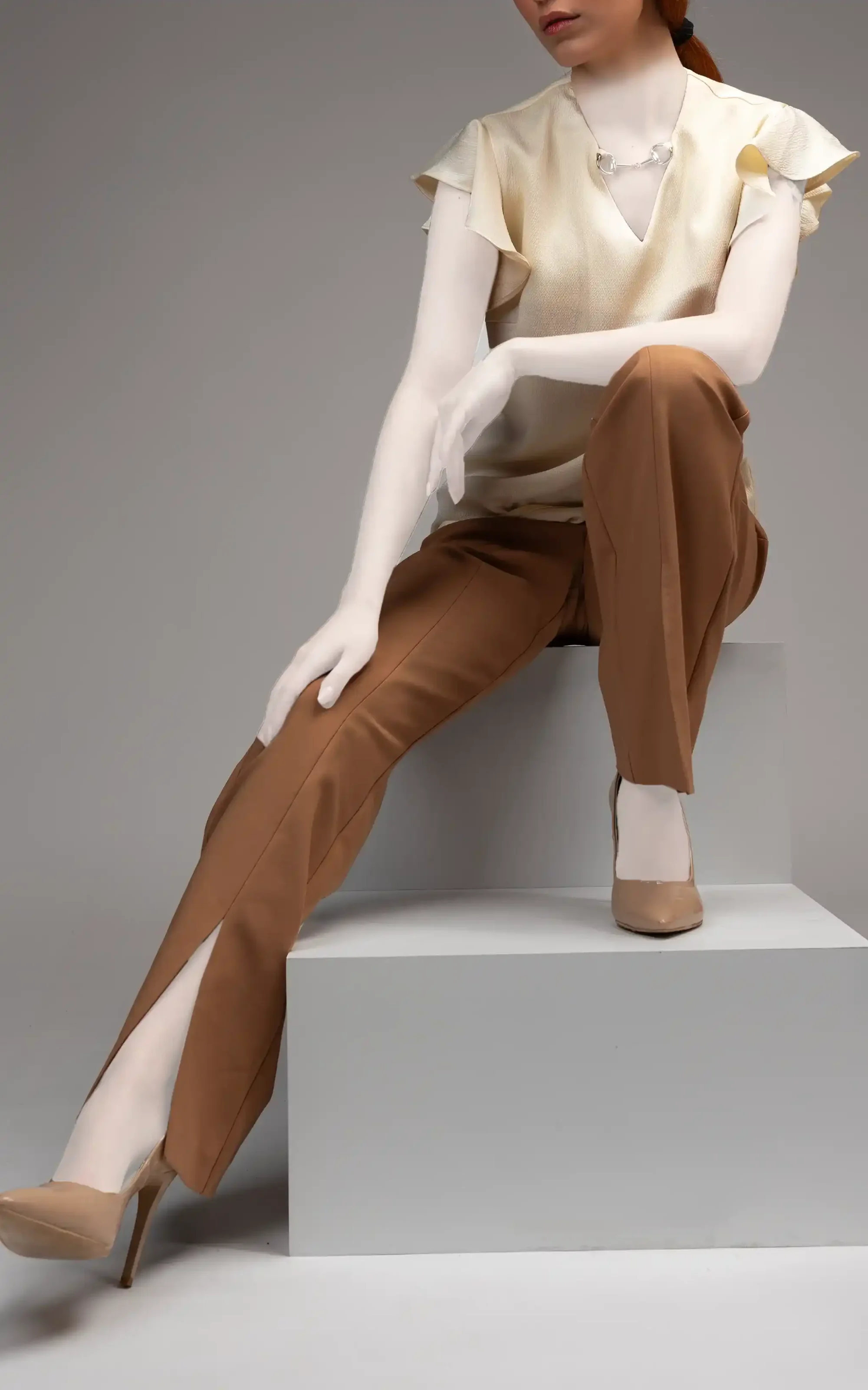 تاپ زنانه کرم آستین کلاهی سبک نوادو